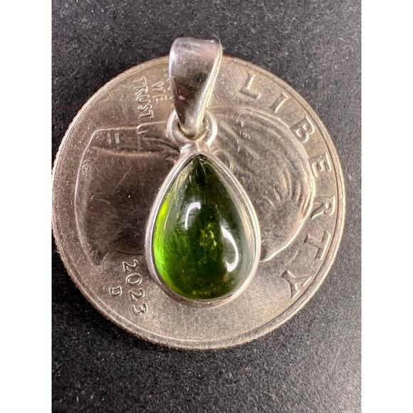 NEW Green tourmaline teardrop sterling silver pendant 1.74 grams - Picture 5 of 13
